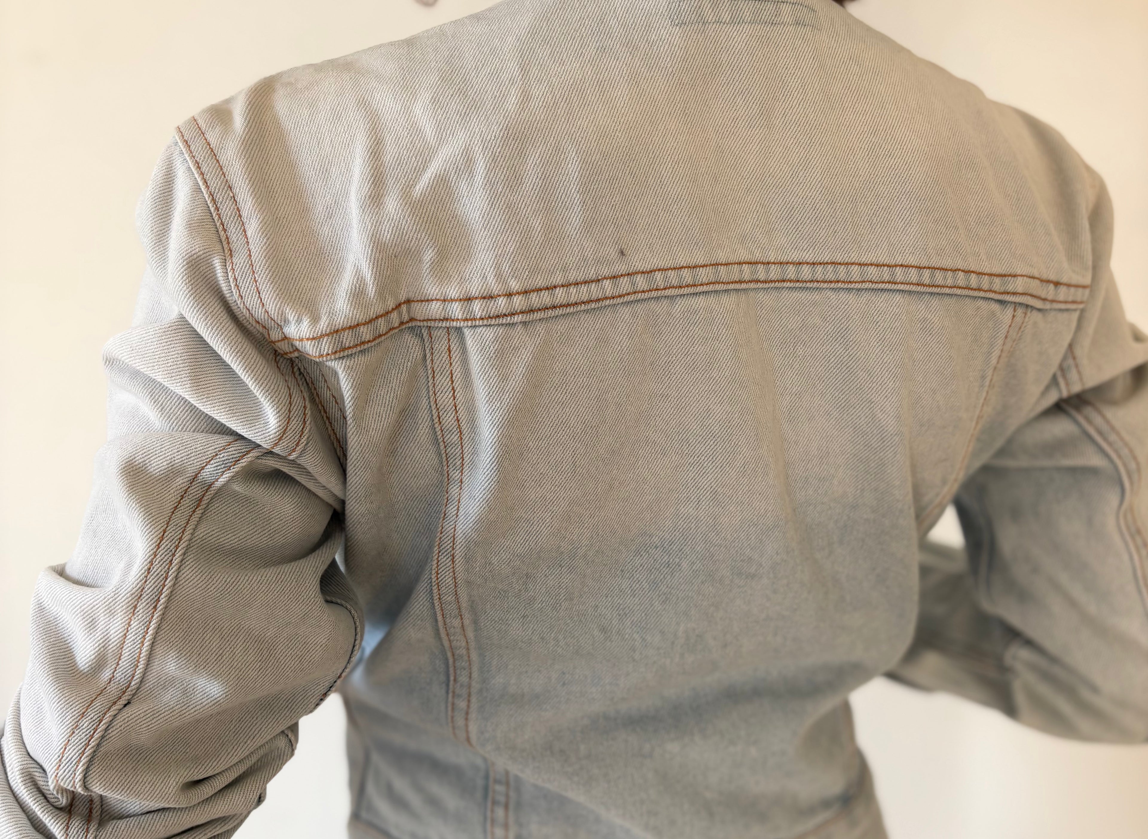 Y2K Cropped Denim Jacket Light Wash Zip Closure Unique Blue | Bardo