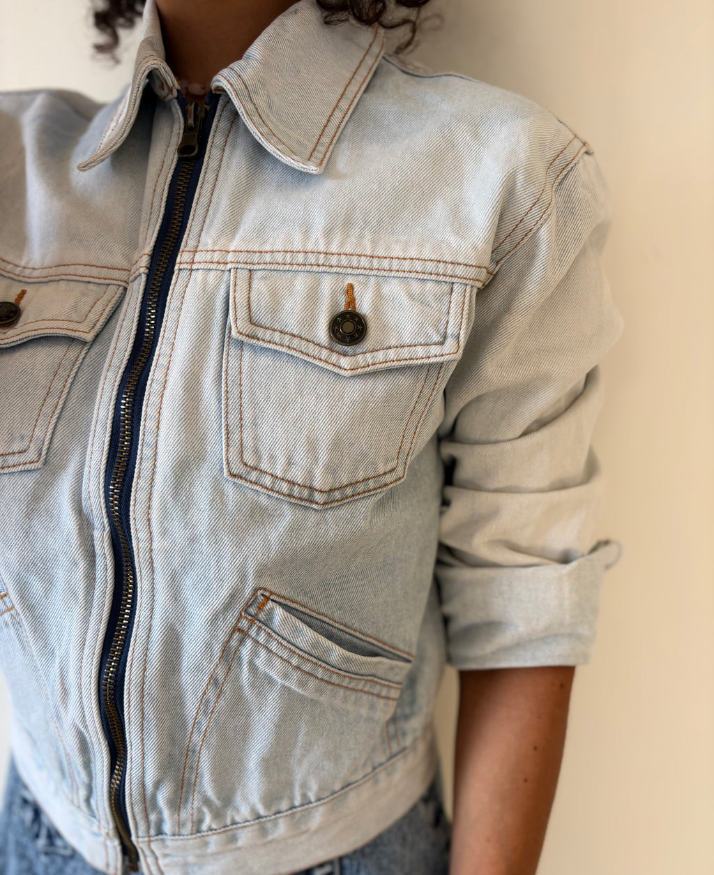 Y2K Cropped Denim Jacket Light Wash Zip Closure Unique Blue | Bardo