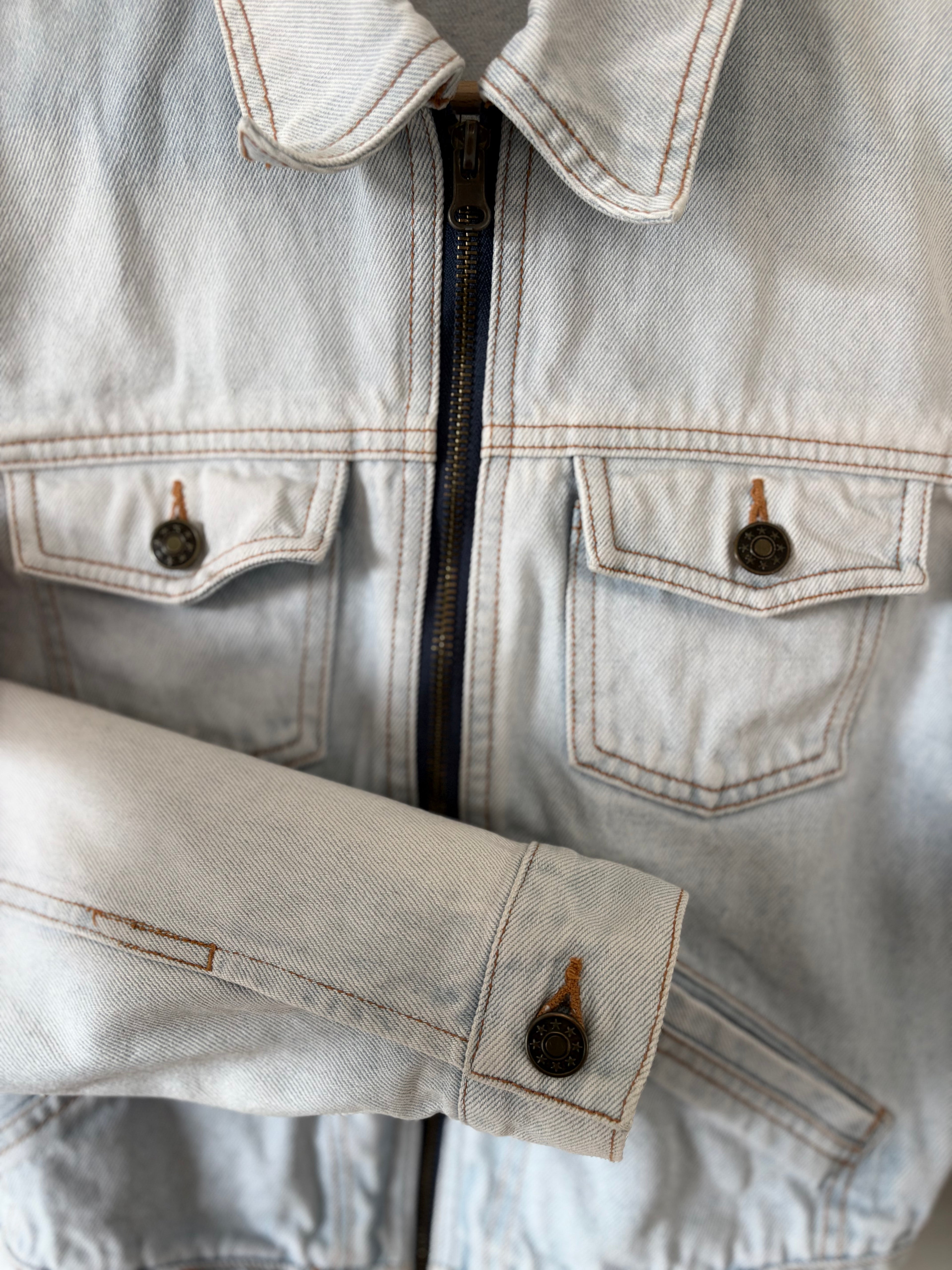 Y2K Cropped Denim Jacket Light Wash Zip Closure Unique Blue | Bardo