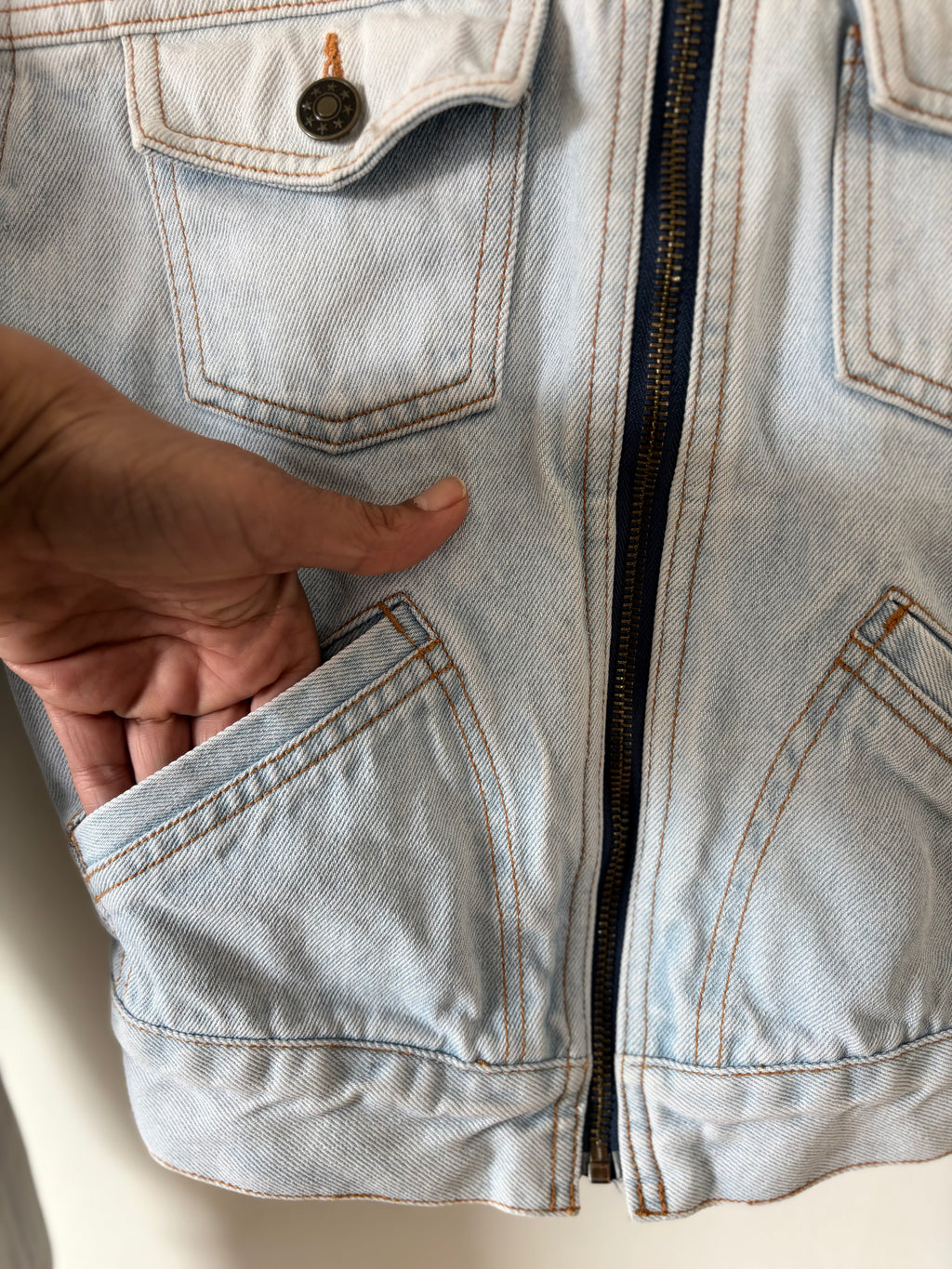 Y2K Cropped Denim Jacket Light Wash Zip Closure Unique Blue | Bardo