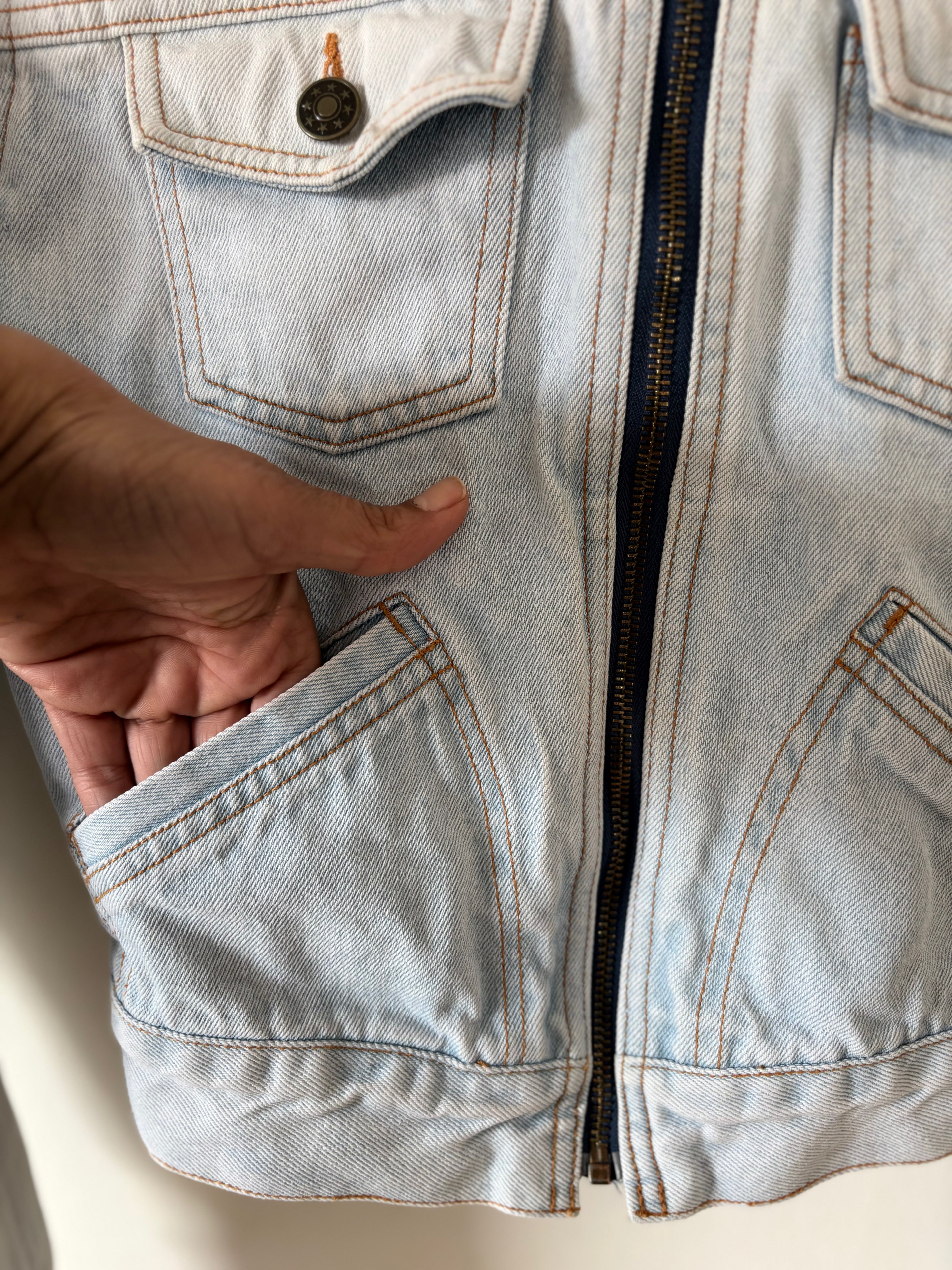 Y2K Cropped Denim Jacket Light Wash Zip Closure Unique Blue | Bardo